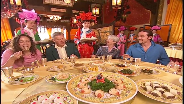 西方人在中国餐厅吃饭视频素材