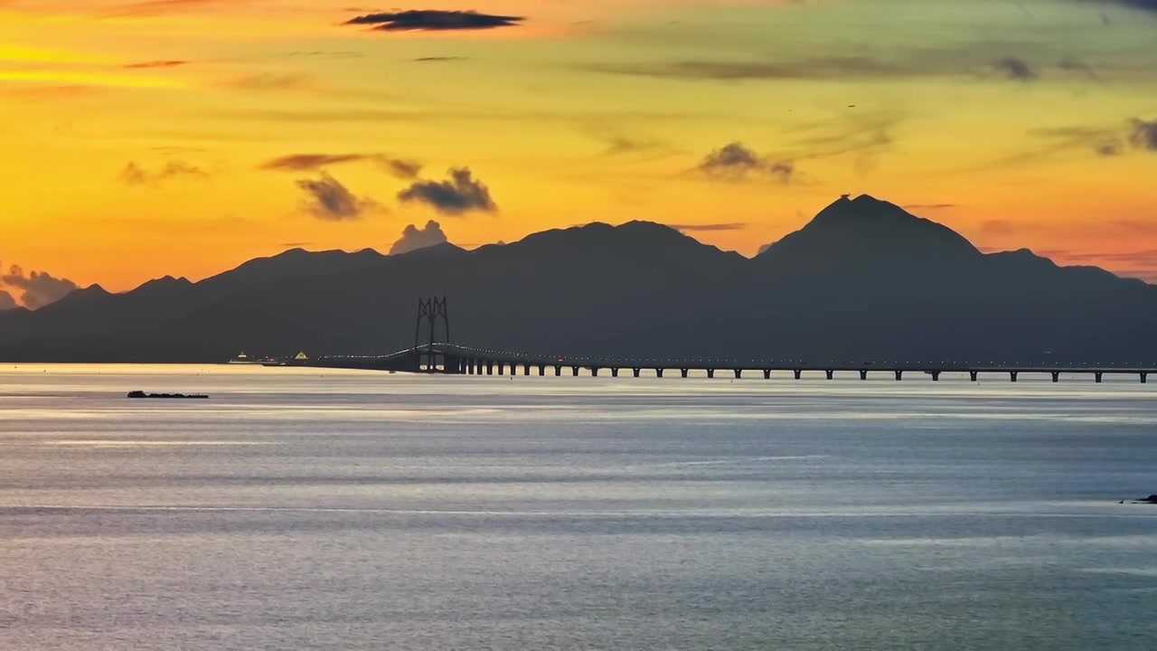 日出时航拍港珠澳大桥和海洋自然风光视频下载