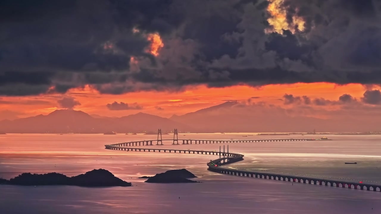 日出时航拍港珠澳大桥和海洋自然风光视频下载