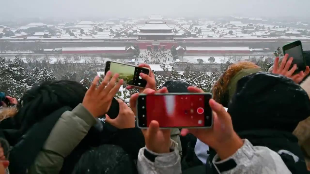 北京冬季下雪天景山公园赏雪的人群视频下载