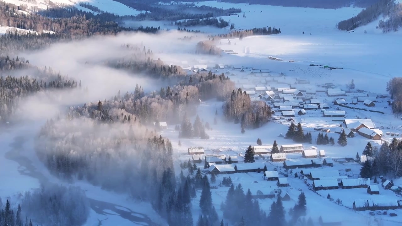 新疆阿勒泰地区禾木村冬季雪景晨雾仙境航拍视频购买