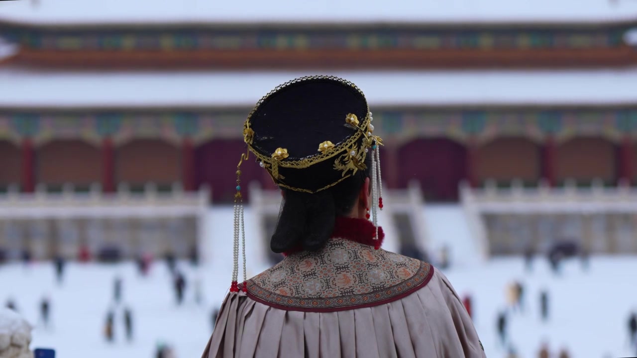 雪天，一个着古装的女子在故宫，头上的发饰摇曳着古风醉人视频下载