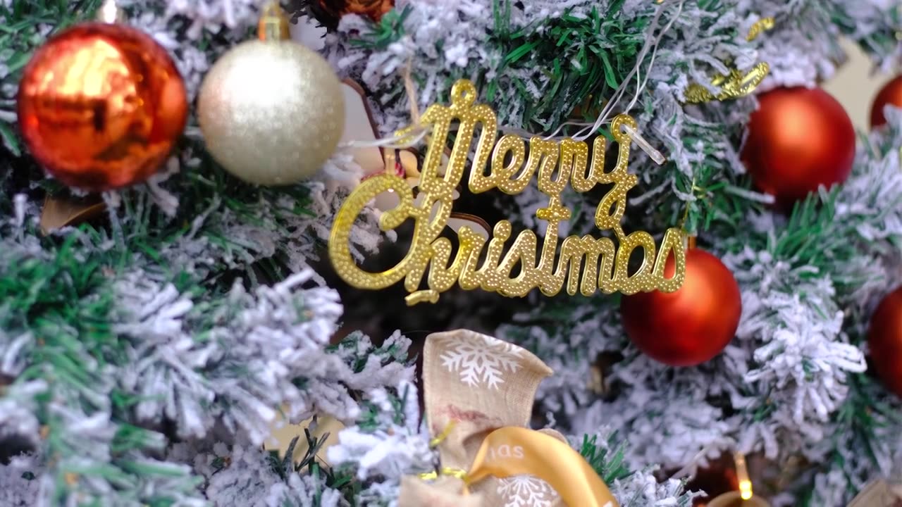 四川绵阳圣诞节装饰彩灯，圣诞树，礼物视频素材