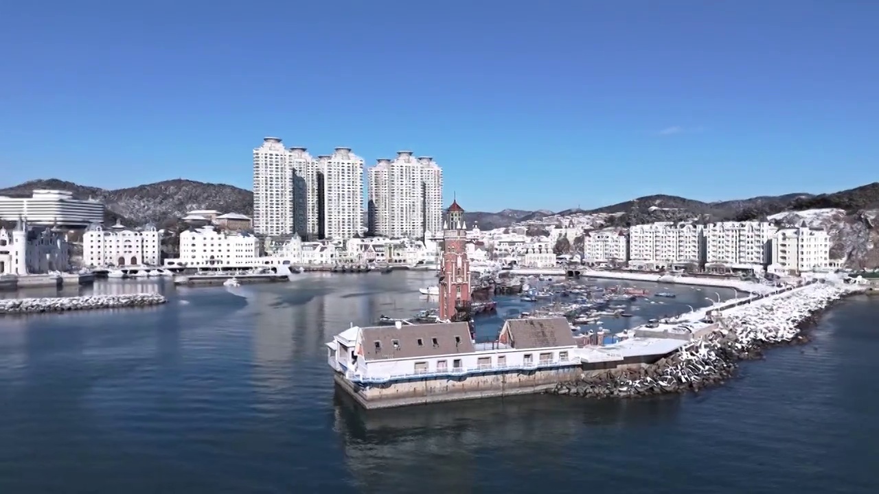 4K 航拍 雪后的大连渔人码头视频下载