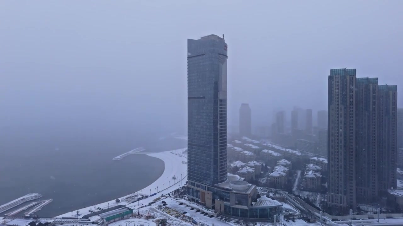 4K 航拍 雪中的大连君悦酒店视频素材