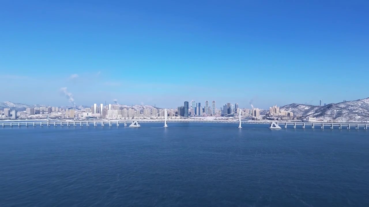 4K 航拍 雪后的星海湾大桥视频下载