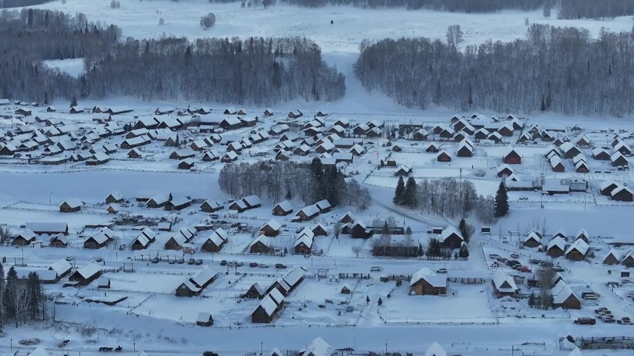 新疆阿勒泰地区禾木村冬季雪景风光航拍视频素材