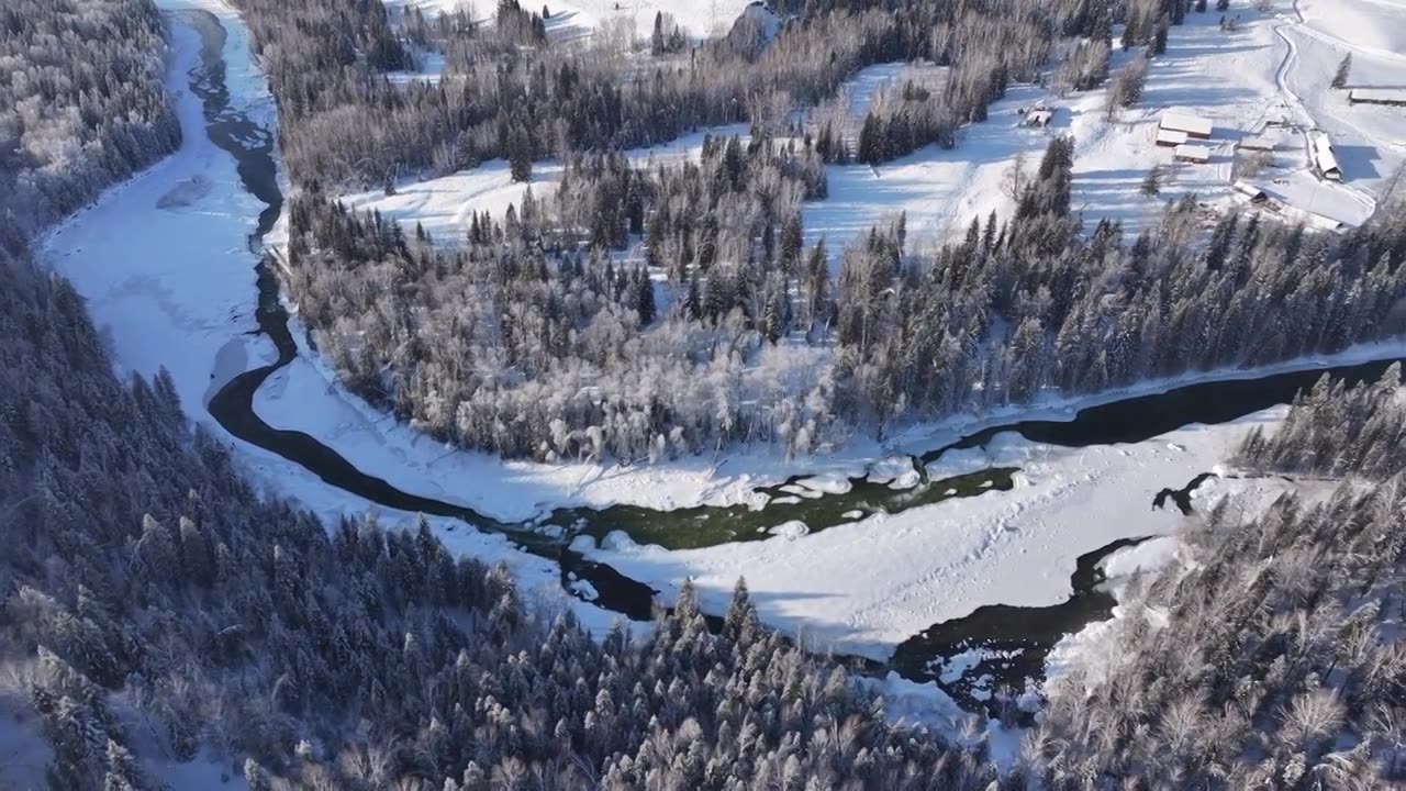新疆阿勒泰地区禾木村冬季雪景风光航拍视频素材