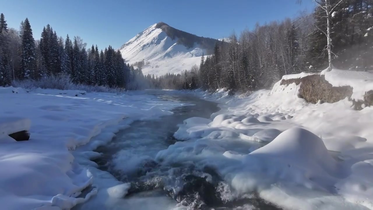 新疆阿勒泰地区禾木村冬季雪景风光航拍视频下载