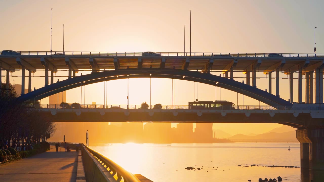 日落黄昏中的杭州滨江复兴大桥视频下载
