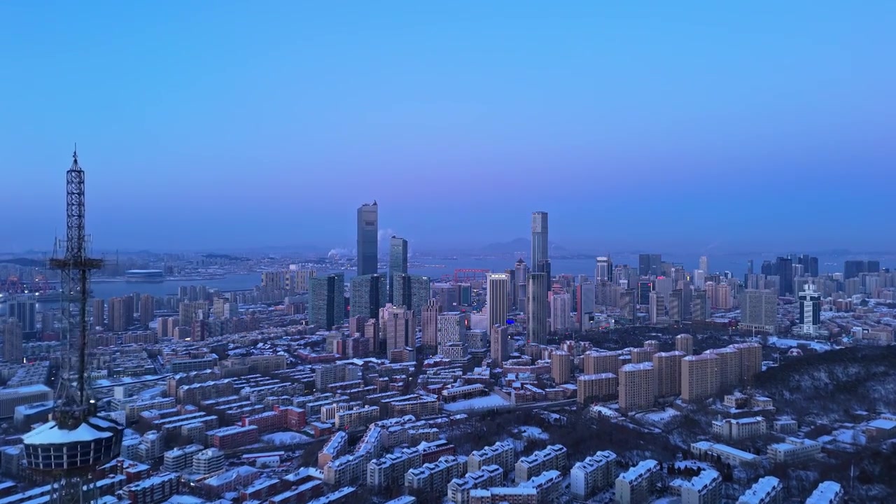 4K 航拍 雪后的大连城市天际线日落视频素材