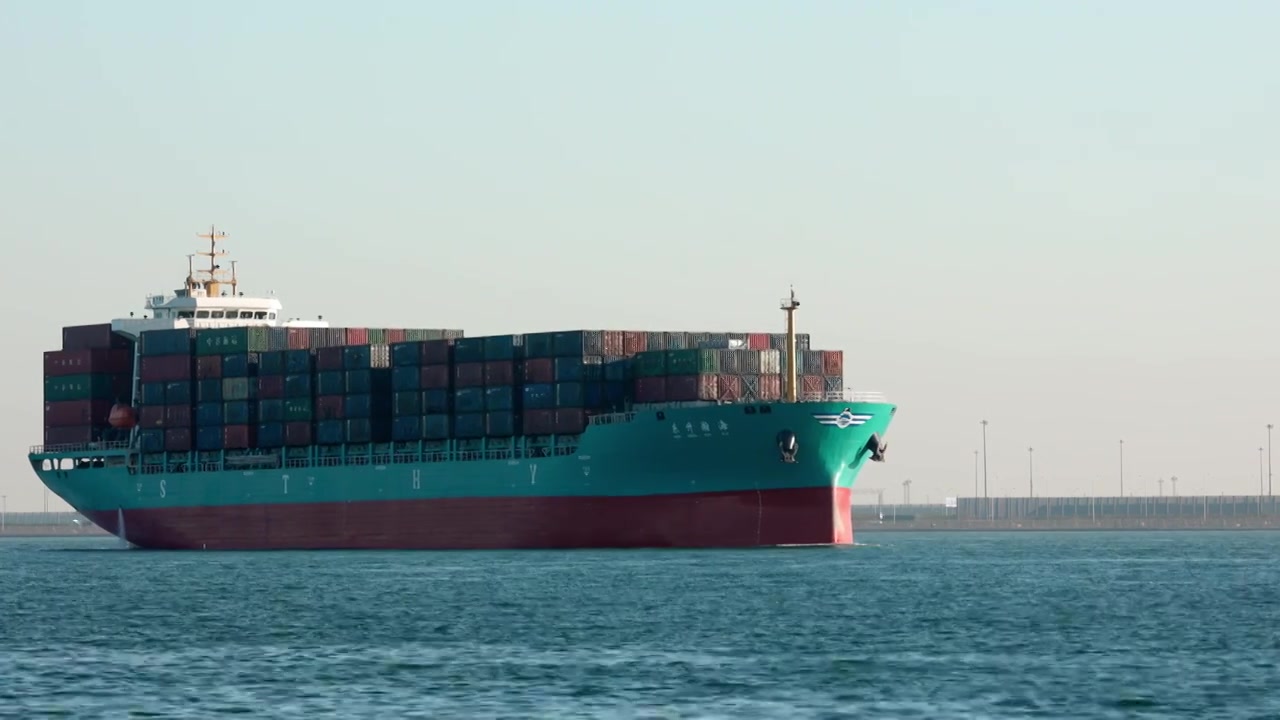 天津港内航行的货轮视频下载