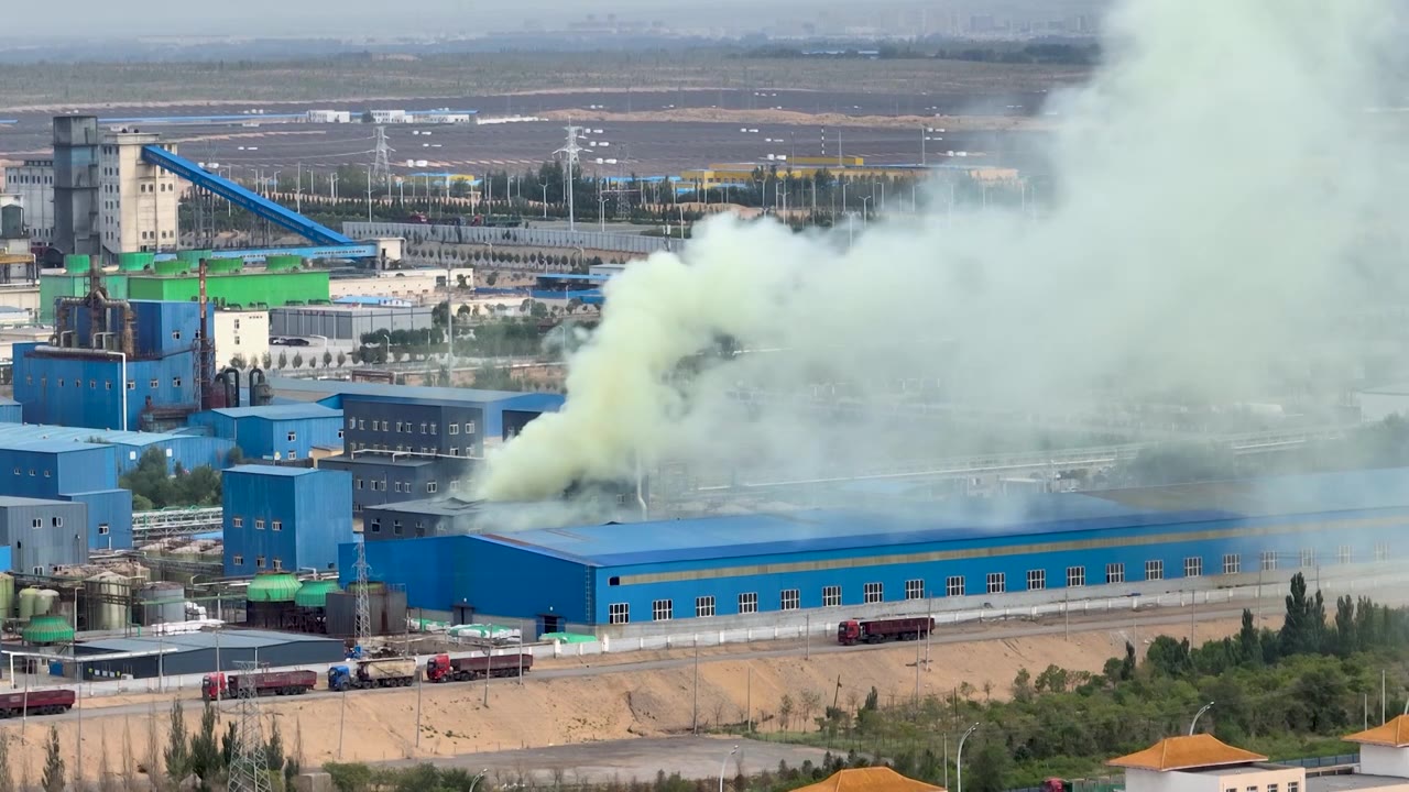 航拍化工厂爆炸排放的黄色气体烟雾视频下载