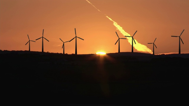 夕阳风力涡轮机特写视频素材