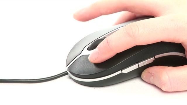 一个女人使用电脑鼠标特写视频下载