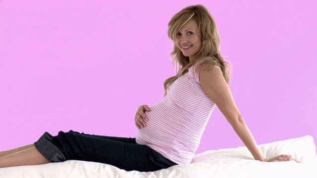 一个孕妇躺在床上特写视频下载
