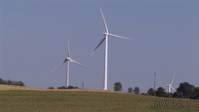 田地里的大风车特写视频素材