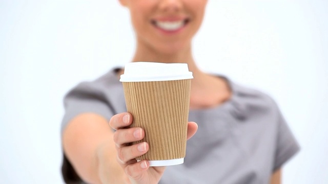 一个西方女人拿着咖啡杯特写镜头，在白色背景下视频下载