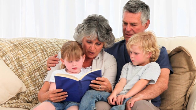 爷爷奶奶在给孙子们读书视频下载