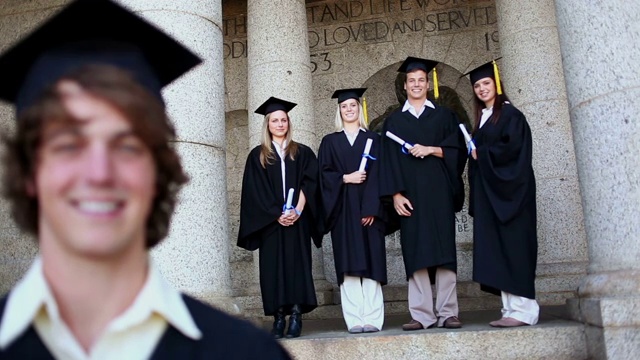五个西方青年身着毕业礼服欢呼视频下载