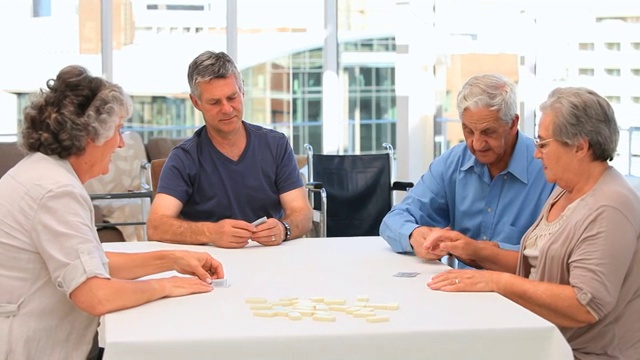 四个白人老年人朋友在室内打牌视频下载