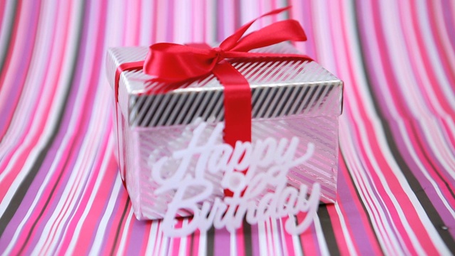 以粉色条纹为背景的生日礼物为重点视频下载