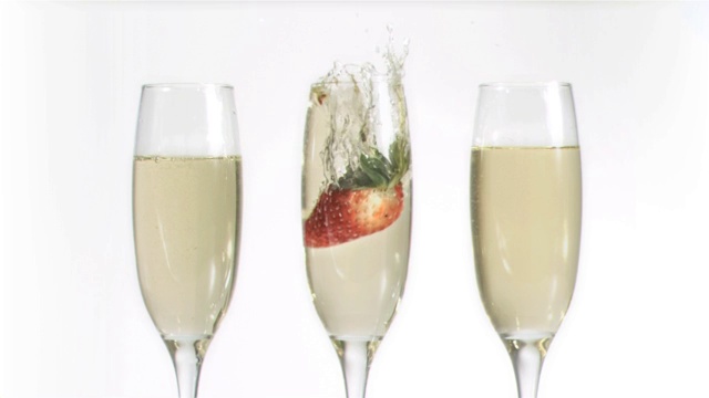 草莓落在香槟杯里慢镜头视频素材
