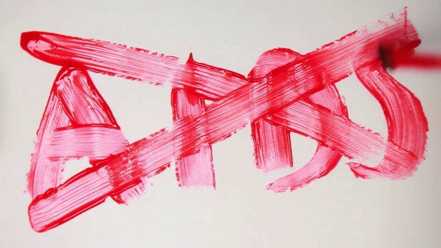 在白色的表面上用红漆手绘AIDS字样视频下载