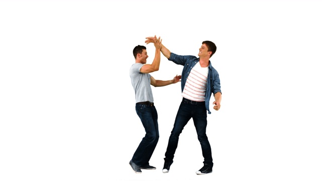 两个男人在白色背景下用慢动作互相击掌视频下载