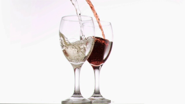 红酒和白葡萄酒以超慢的动作倒入玻璃杯中视频下载