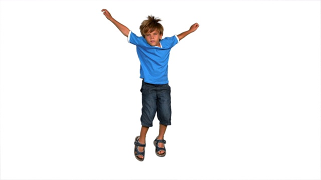 一个白人男孩张开双臂跳跃慢镜头，在白色背景下视频下载