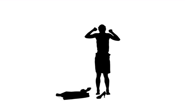 一个女子脱鞋跳跃剪影慢动作，在白色背景下视频下载