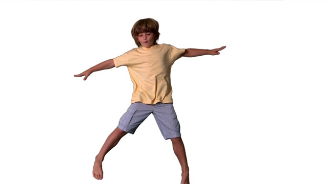 一个西方男孩四肢伸展跳跃慢镜头，在白色背景下视频素材