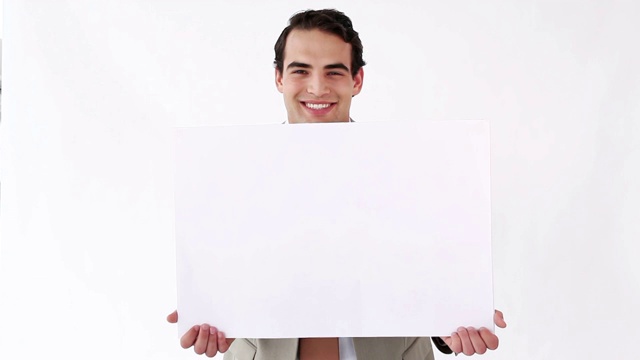 商人举着一张白色背景的空白海报视频下载