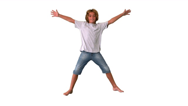 一个西方男孩四肢伸展跳跃慢镜头，在白色背景下视频素材