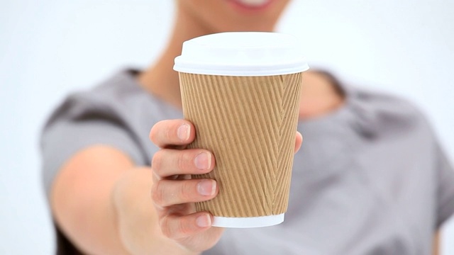 一个西方女人拿着咖啡杯特写镜头，在白色背景下视频下载