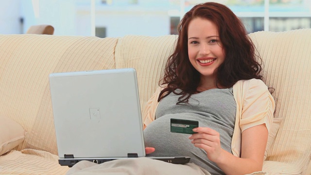 孕妇在笔记本电脑上买东西视频下载