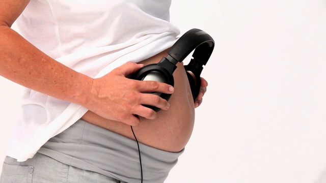 一个孕妇在肚子上戴上耳机视频下载