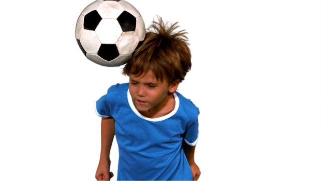 男孩跳着，用慢镜头顶着足球视频素材