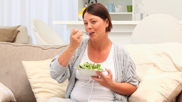 孕妇在家享用沙拉视频下载