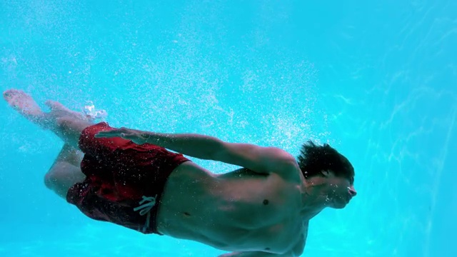 健康人在游泳池里慢动作游泳视频素材