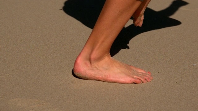在慢镜头中赤脚在沙滩上跑步的女人视频下载