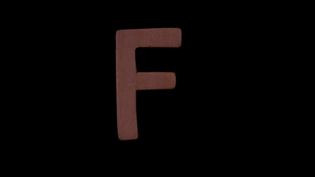 在慢镜头中，字母f在黑色背景上上升视频素材