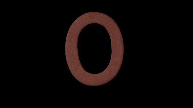 字母o在慢镜头中在黑色背景上升起视频素材