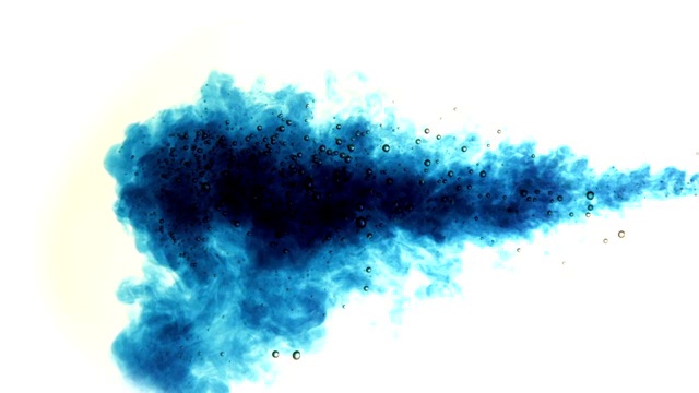 蓝色染料在水中缓慢移动的白色背景视频素材