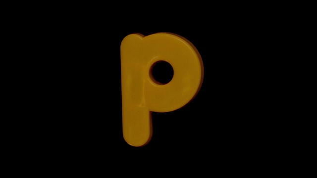 字母p在黑色背景中用慢动作聚焦视频素材