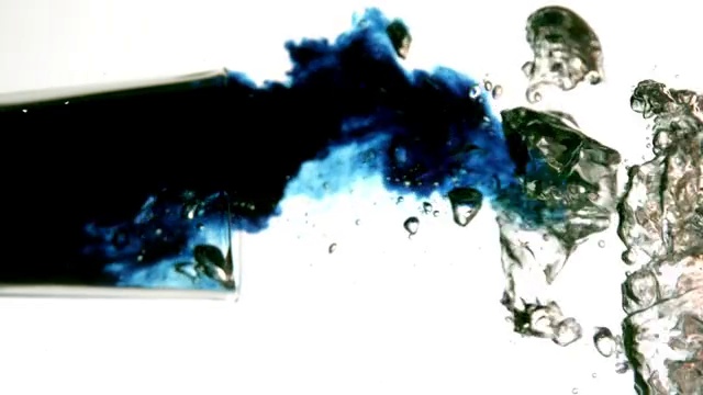 蓝色染料在水中缓慢移动的白色背景视频素材