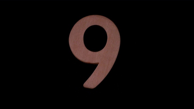 在慢镜头中，数字9在黑色背景上上升视频下载