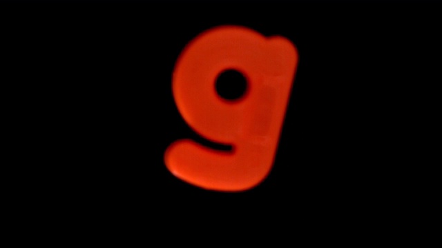 字母g在黑色背景中用慢动作聚焦视频素材