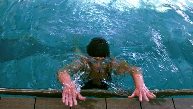 健康的游泳者从游泳池和拉动自己在缓慢的动作视频素材